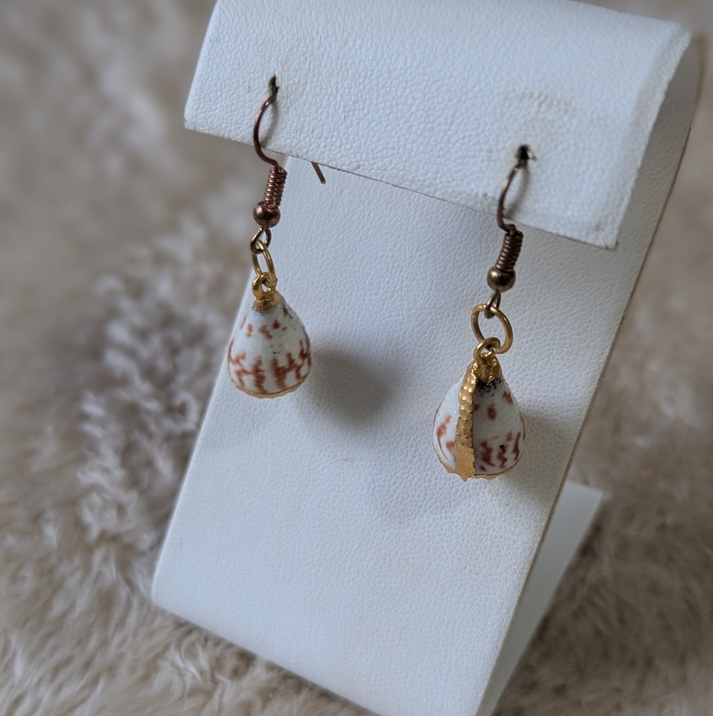 Vintage Small Sea Shell Rimmed With Gold filled Accent Pierced Earrings - Picture 4 of 7